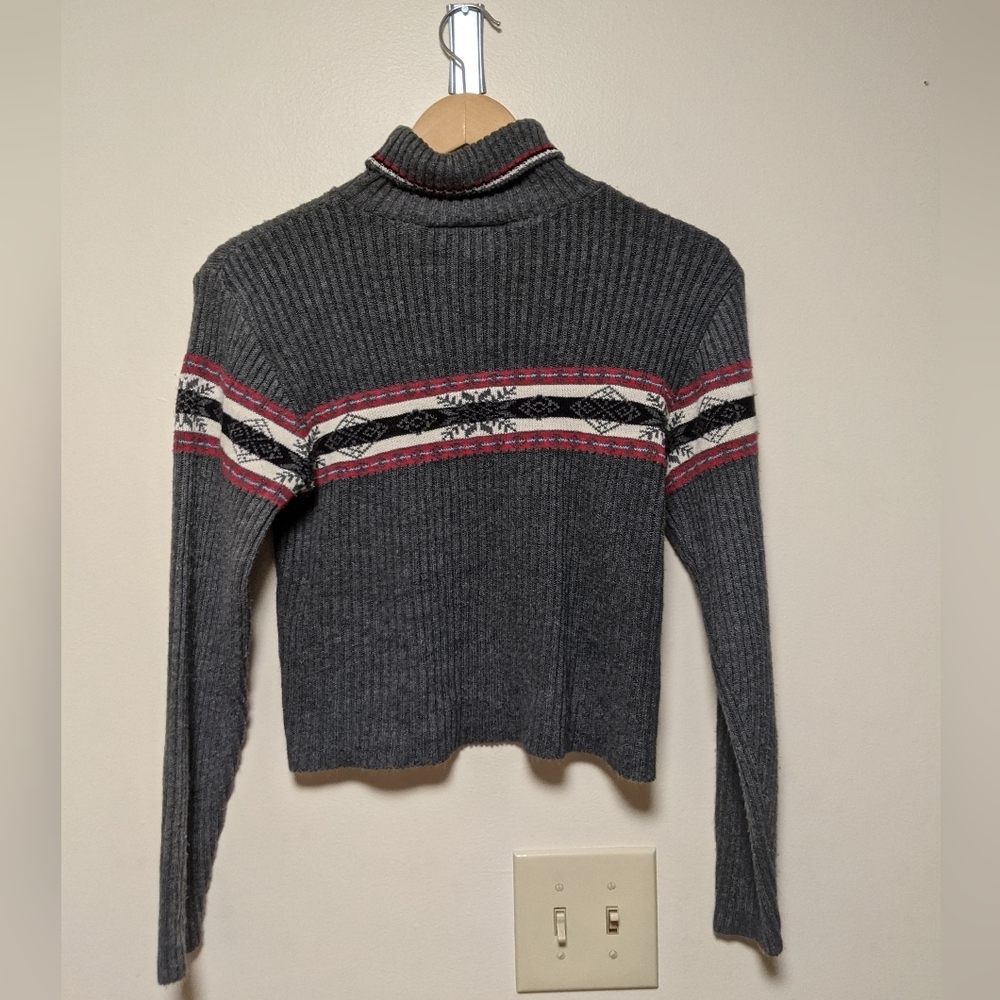 579 Gray and Red Turtle Neck Sweater with Ribbed Texture L Crop
